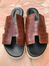画像をギャラリービューアに読み込む, 牛革クッション高級サンダル　クロコ調　　ブラウン
